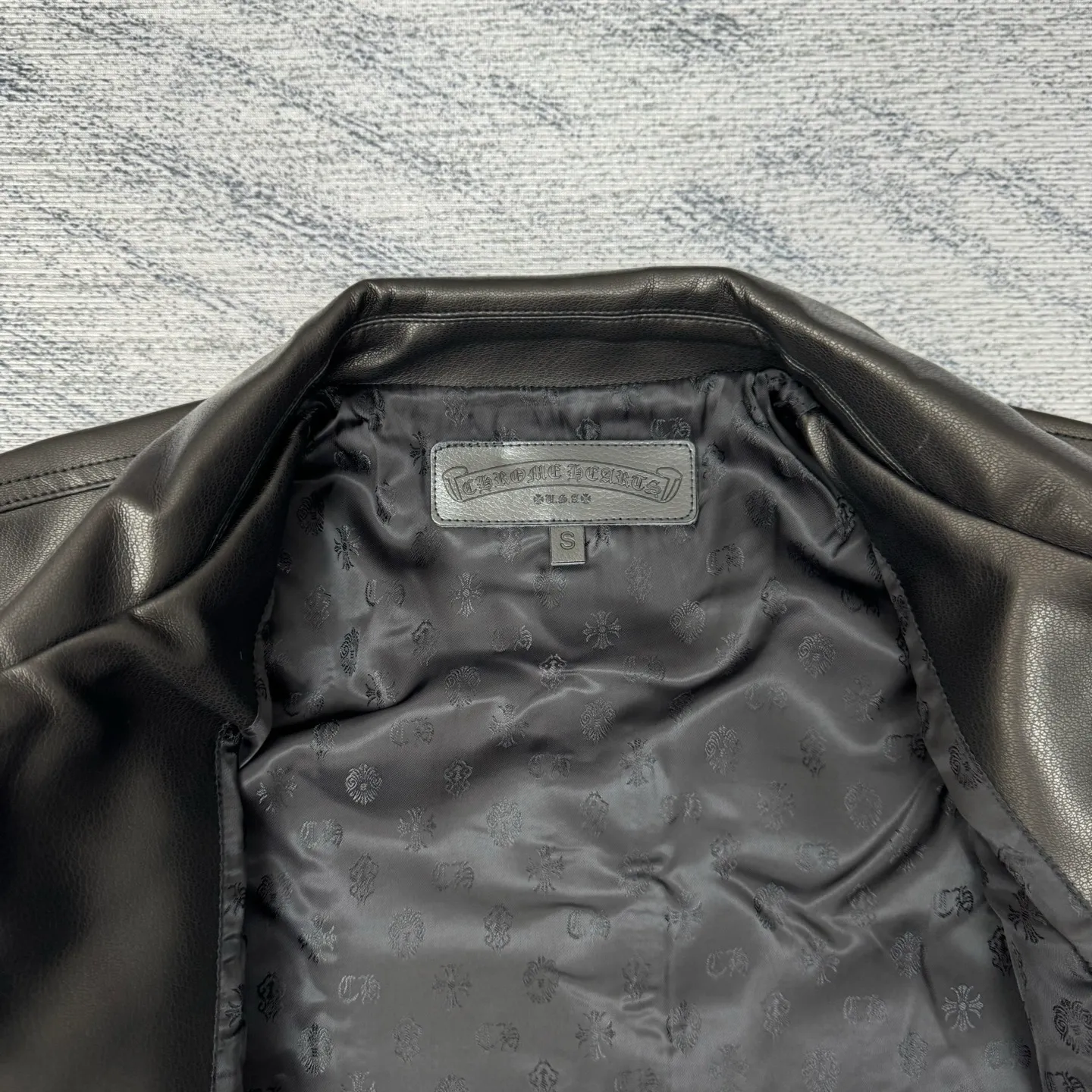P850 Chrome Heart 24SS CH double-sleeved flame vine embroidered leather jacket Size: S/M/L Originally purchased for 84,300, the fabric is custom-woven using black pebbled composite two-layer sheepskin material, custom-made silk jacquard logo lining, embroidery is processed using TAJIMA machine, appliqué embroidery technology, back imported template machine shape, customized genuine leather trademark, customized genuine leather size, customized 5.8cm metal logo mark, customized 18mm four-button buckle, customized 18mm two-button button, a full set of three-label accessories, exclusively produced.